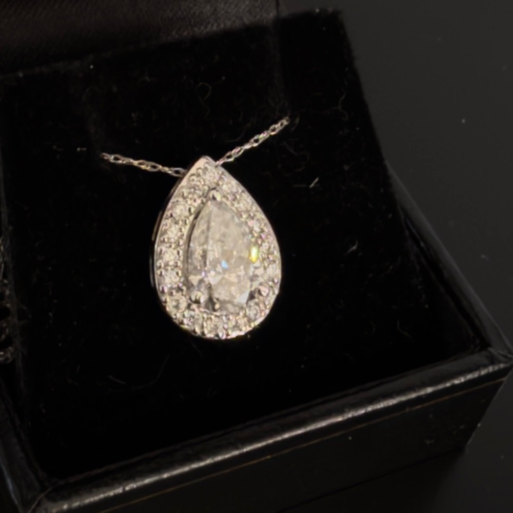 1.52 Ct Pear Natural Diamond Necklace - IGI Certified